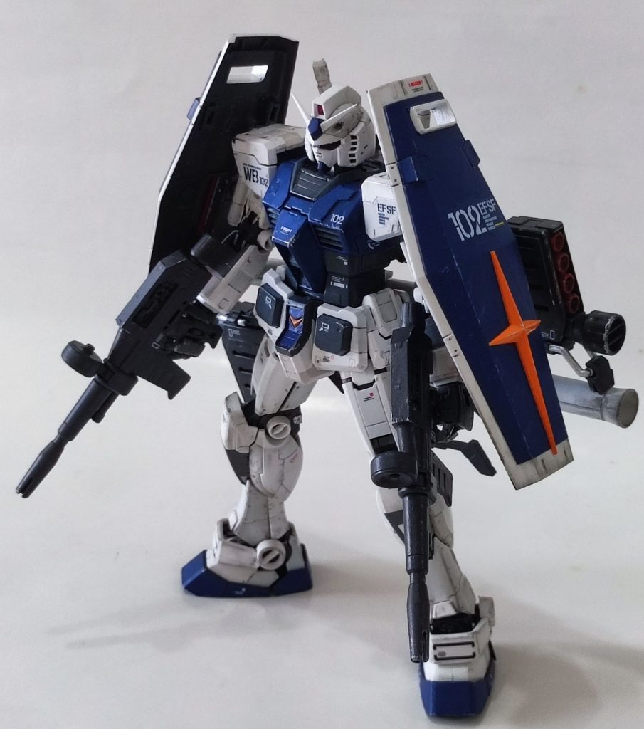 全体の色調をブルーベースにしました。とあるYoutuberさんの投稿に触発されてです。ブルーのガンダムって珍しいかな、と構想段階では思っていたのですが、塗ってる最中にガンダムベース限定カラーとかなりカブっていることに気づきました…。とはいえ、後には引けずやり切りました。白色の箇所は成形色+リアルタッチマーカーによるウェザリングです。青とグレーは好みの色に調色したものを水性ホビーカラー筆塗、角の部分を一部シルバーでチッピングしています。デカールは社外品の、originガンダム用を主に転用しています。