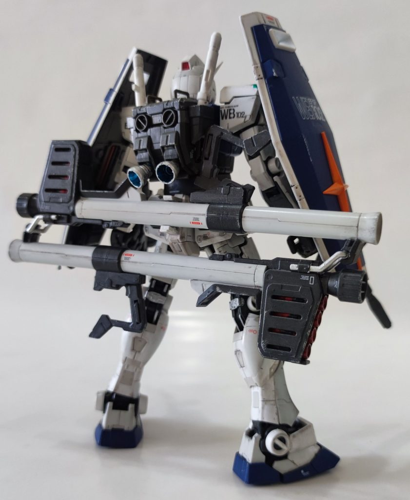 背面のバズーカマウント方法に関しては、なんとかオリジナル感を出せたと自負しています。ケンプファーのように縦方向に左右並べてマウント、というのが正攻法かとは思います。が、ガンダムでやろうとするとどうにもバランスが悪く、出来損ないのキャノン砲みたいになってしまって端的に言うとカッコ良くないのです…。あれこれ試行錯誤し、バズーカのハンドルをお互いに保持できるようなアタッチメントをジャンク品から作成し、腰に2丁マウント可能なようにしました。