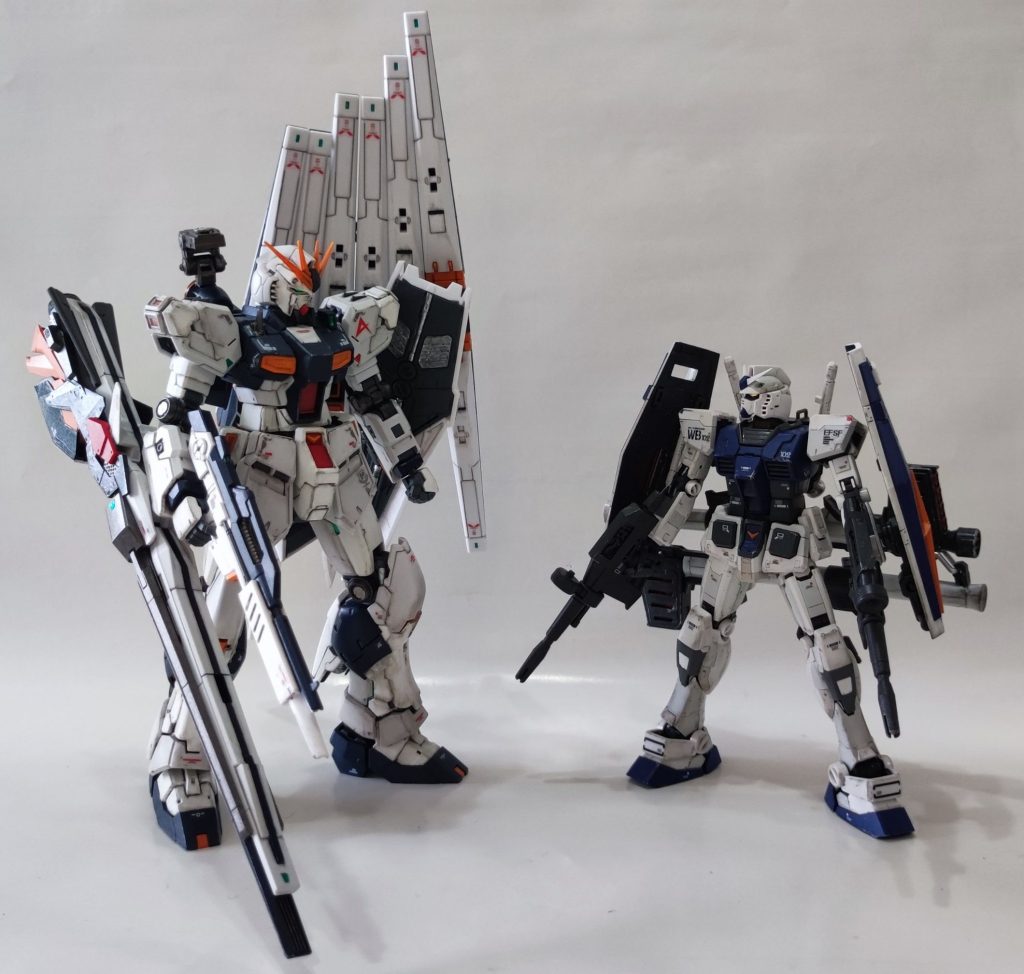 アムロ搭乗機つながりということで、初回投稿のνガンダムと2ショット。同じ1/144 でも、頭2つ分くらい背丈が違います。νガンダムはファンネルもあるので実質2倍近く差がありそう。