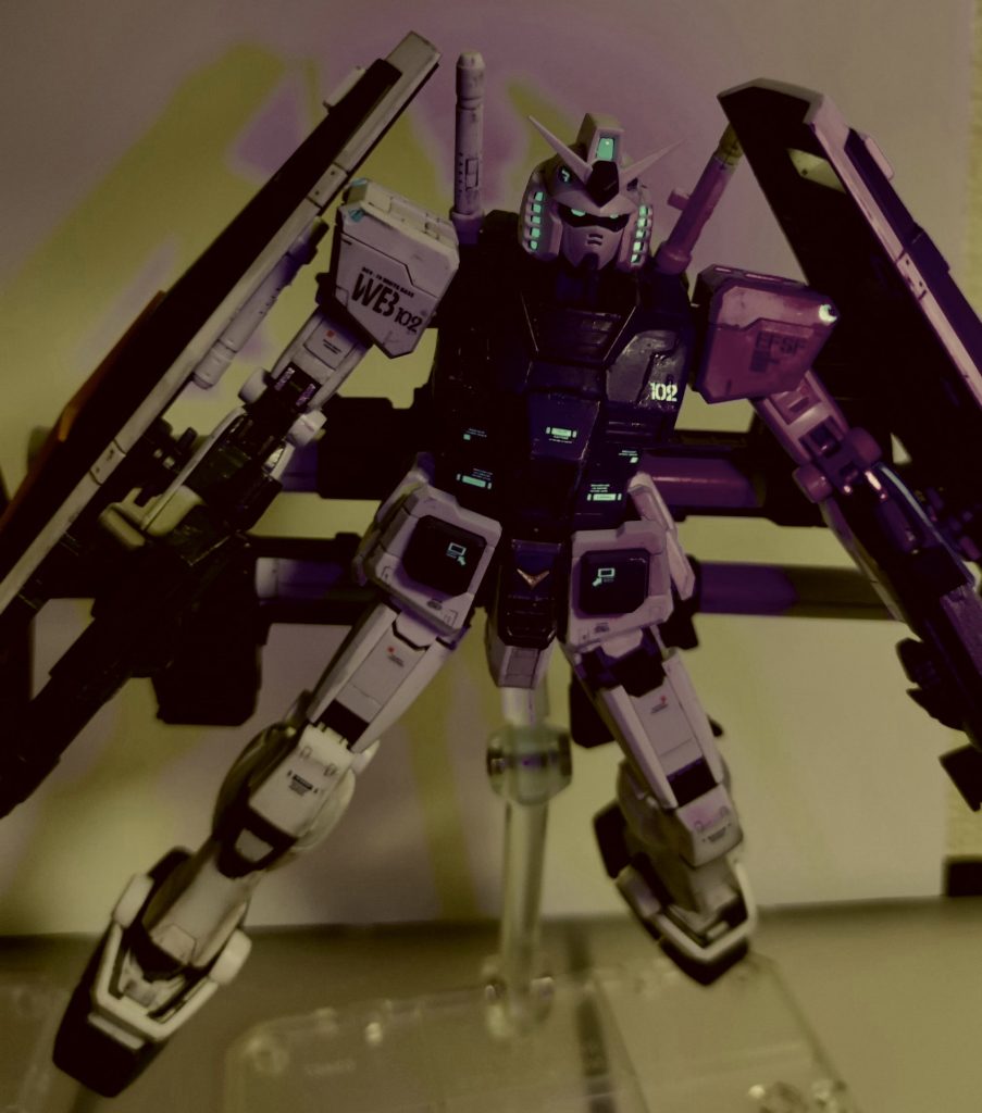 カメラアイ等は蛍光クリアを塗っているので、ブラックライトでビコーンします。