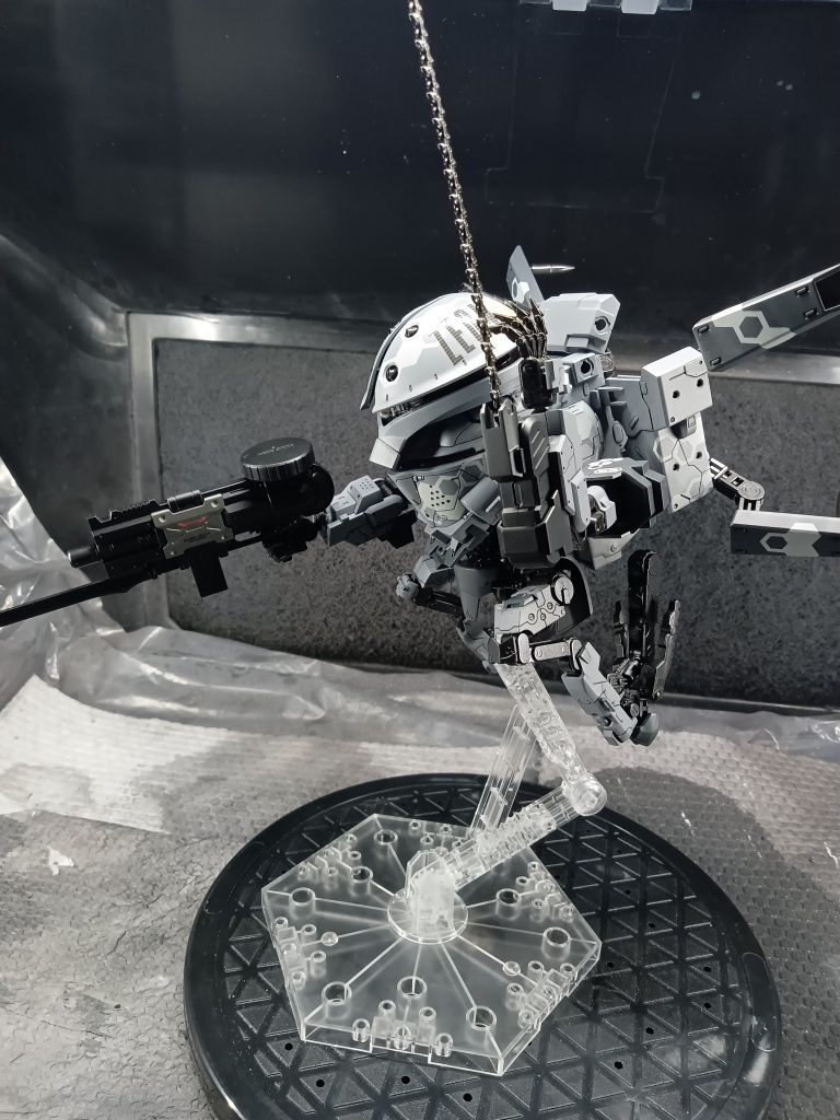 鉄の蜘蛛たるその戦闘方法は　アッガイの持つステルスを活かした戦いとなります高層ビルなどの高所へ　腕のアンカーと脚部のホイールで垂直移動した後にスパイダーアンカーで機体を固定　高所からの射撃＆強襲を行う敵の虚をつく戦闘方法となります