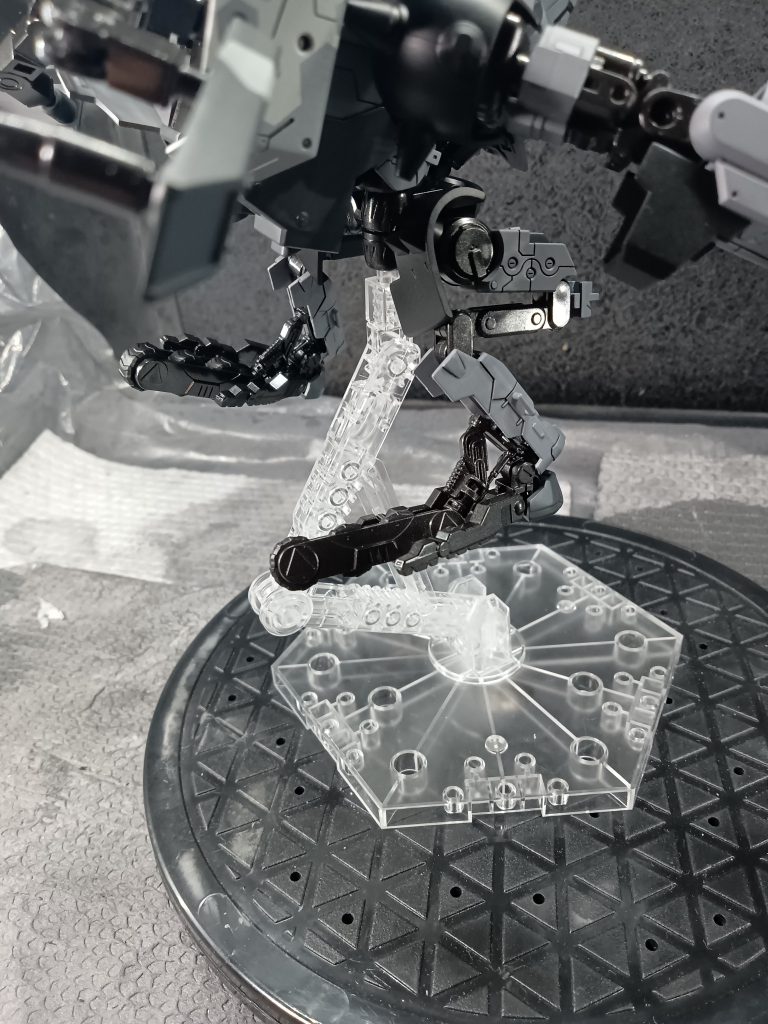 市街地戦を得意とする脚部ホイールですこの機体はバーニア機動を持たない代わりに　高速での後退　旋回を得意としております　多関節の脚部は負荷を減らし　ジャンプを多用してのピョンピョン戦闘も可能です