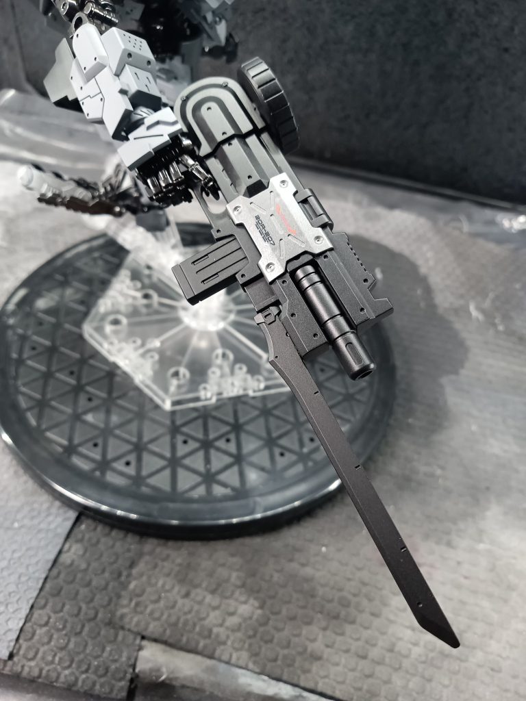 メイン武器の銃剣です　ライフル弾と口径の小さい弾丸との切り替えが可能ですが　バレルの口径が合わないため小口径の弾は集弾性が悪いです　バラ撒き用　牽制用と解釈下さい