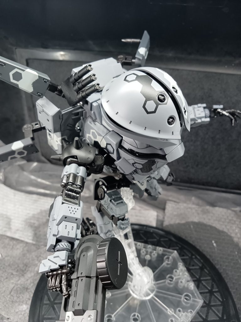 背部のボックスには　スモークやチャフを発射するグレネードランチャーを装備しておりますまだ付け足したい設定がありますがやり過ぎは良く無いのでやめますwとりあえず完成しましたが腕の位置など変えたほうが良かったかもしれませんまたしても課題が残る作品となりました反省しかしながらいつも閲覧＆コメント頂き誠にありがとうございます!　励ましを受けて次の作成に取りかかるモチベーションを頂いております!今回も最後までお付き合い頂きありがとうございました😊　また何か作りますので見て頂けたら嬉しく思いますありがとうございました🙇