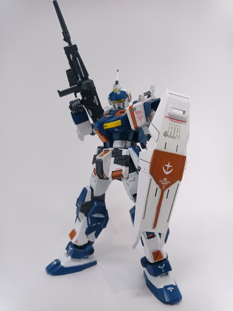 今回は色分けを増やすにあたってマスキングをかなりしました。パーツによってはかなりはみ出してしまったりしたのですがそこは筆塗りで修正、センサー部は塗装せずレッドライダーに付属していたホイルシールをカットして貼り付け、レジンを塗布しました。