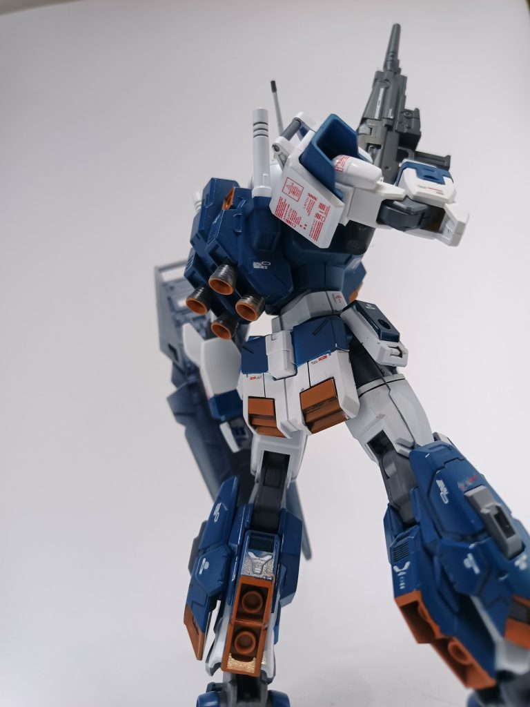 デカールはRGνガンダムやHi-νガンダムの水転写式デカールやMGヘビーアームズやGP01等のドライデカール、それと市販の赤いデカールをしようしました。特に右肩の後ろはデカール盛りもりです。