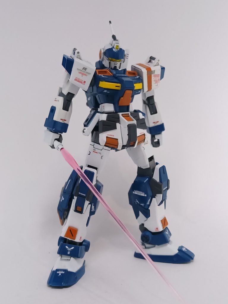 カラーリングはデュエルを意識して配色したのですが、調色や使いたい色がなかったりして、想定していたカラーリングとはだいぶ変わってしまいましたが、これはこれでサンボル系統の機体らしくて気に入りました。最後にポージングを取らせた写真でお別れです。
