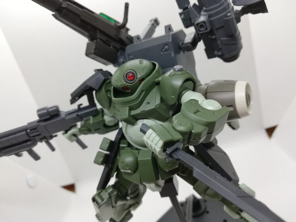 増加したサイドアーマーに懸架したアーミーナイフを抜刀。