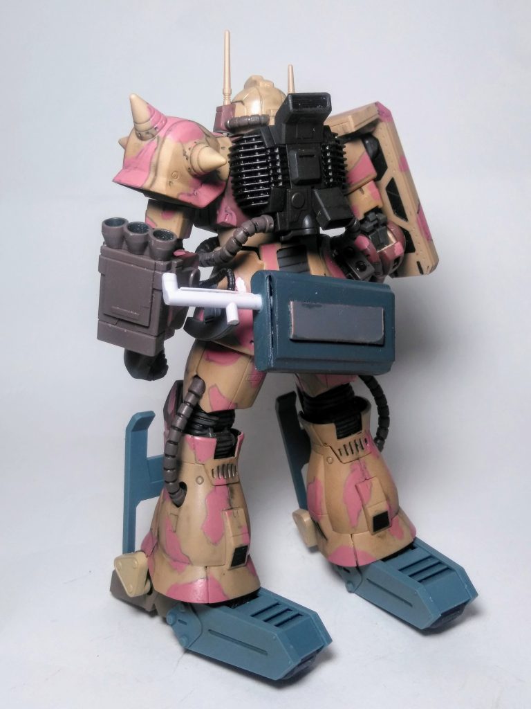 『MS-06De  ザク・デザート タイプ』の パイロット『 スナチハ・シリマワル 准尉』(妄想…砂漠🏜️・・・なんて広大ナンだろう🎶🎶 この情景の前には人間なんてチッポけな存在だな⤴️⤴️・・・と いう様に悦に浸ってしまうので「いや、楽観すぎ!」と ツッコミたくナル …戦士)近々起きる『デラーズ フリート』の特殊作戦支援の為に日夜暗躍を続けるのでした😤              果たして彼の活躍は如何程に❓🧐