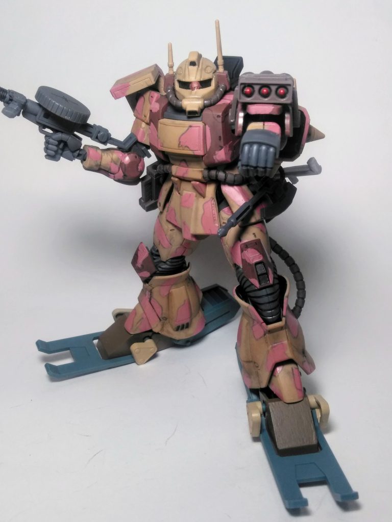 ケッタイなカラーリングなこの子 😏この配色は「デザートピンク迷彩」とイウそうですその由来はコウらしい 😌『砂漠は光量や反射の関係でピンク色に染まる事が在るとか。 特に夜明けなどは顕著な様 😳 更に夜間だとピンク色は光を吸収しやすいらしく、単純な黒色迷彩よりも目立たなくなるらしい 😌👍』との事❗ありがとう「Google先生」 👏👏👏此れを知った時は「目から鱗」と 成りました 👀🐟まぁ、この作風で合ってイルかは知らんけど 😋 オプション兵装の 「3連装ランチャー」もイっときますか❗ 🤣🤣🤣