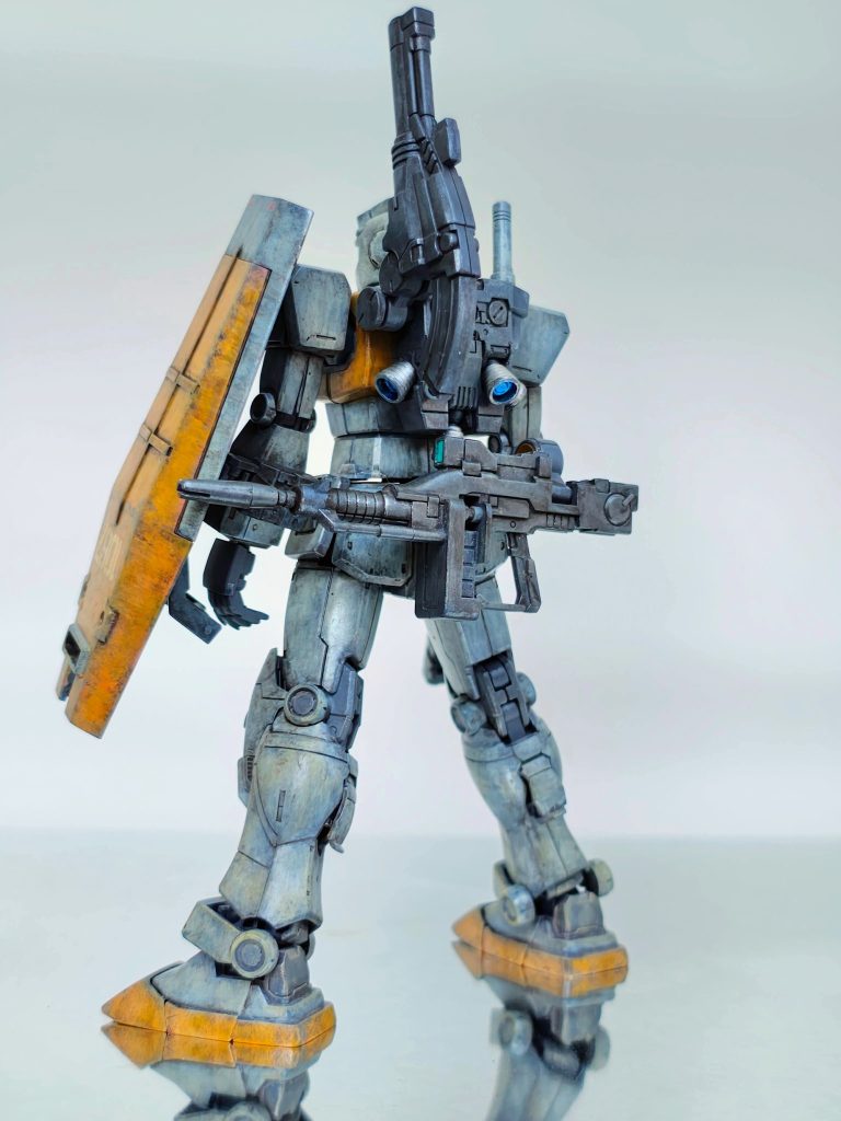 ビームライフルお尻にマウント。ビームライフルの左手で持つグリップのところいつの間にか根元から折れてました。こんなところにマウントしたら、バーニア意味ないよね..今までバーニア内クリアレッド塗ってましが、クリアブルーにしてみた。