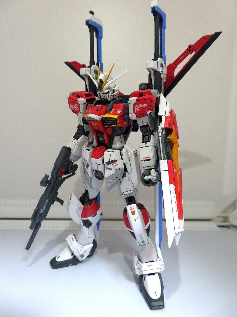 今回は、滅多にやらない関節の塗装をしてみました。ガンメタルに塗装してみたのですが、おもちゃっぽさがさらに無くなった気がします。関節を塗装するにあたり、関節と装甲が干渉する部分をヤスリで削ったときに、関係ない部分まで削ってしまったので、そこは違和感が無いようにプラ板で補修しました。