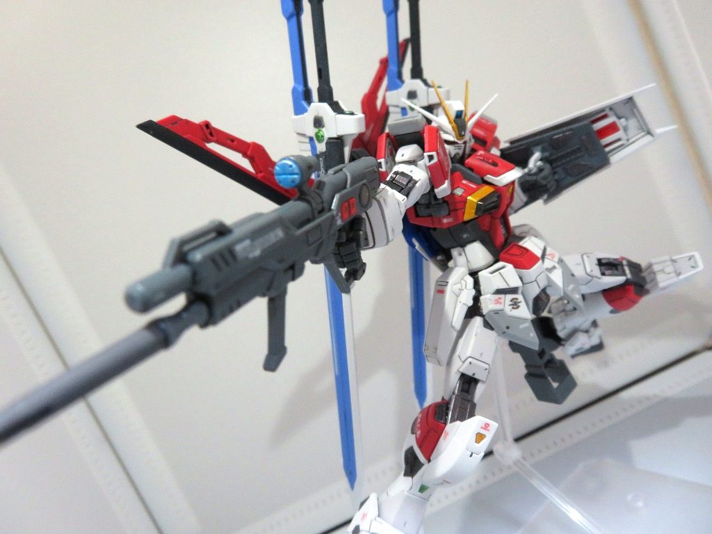 RGソードインパルスガンダムは水転写式デカールが無いので、付属のリアリスティックデカールを使用しました。しかしやはり段差が気になるので、2000番のヤスリで軽く研ぎ出しを行っています。