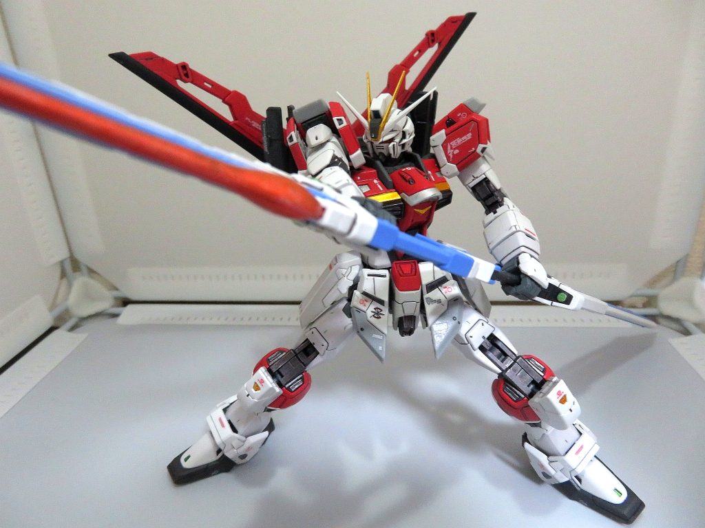 エクスカリバーやフラッシュエッジが大きいので、武器を構えるだけで存在感がすごいですね。個人的にはインパルス系の中でもソードインパルスが一番好きなので、こんなにカッコいいソードインパルスガンダムを組むことができて大変満足しています。