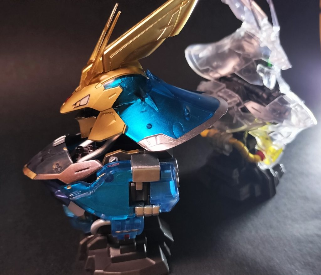 せっかくのクリアなので、コスモメタブルーはカウリングの裏から吹いてみました。シルバーとゴールドは表から吹いてます。ガンマカゴールド、メタル感がなくソリッドな感じになっちゃいましたが、ブルーと狙っていないコントラストになったかも。