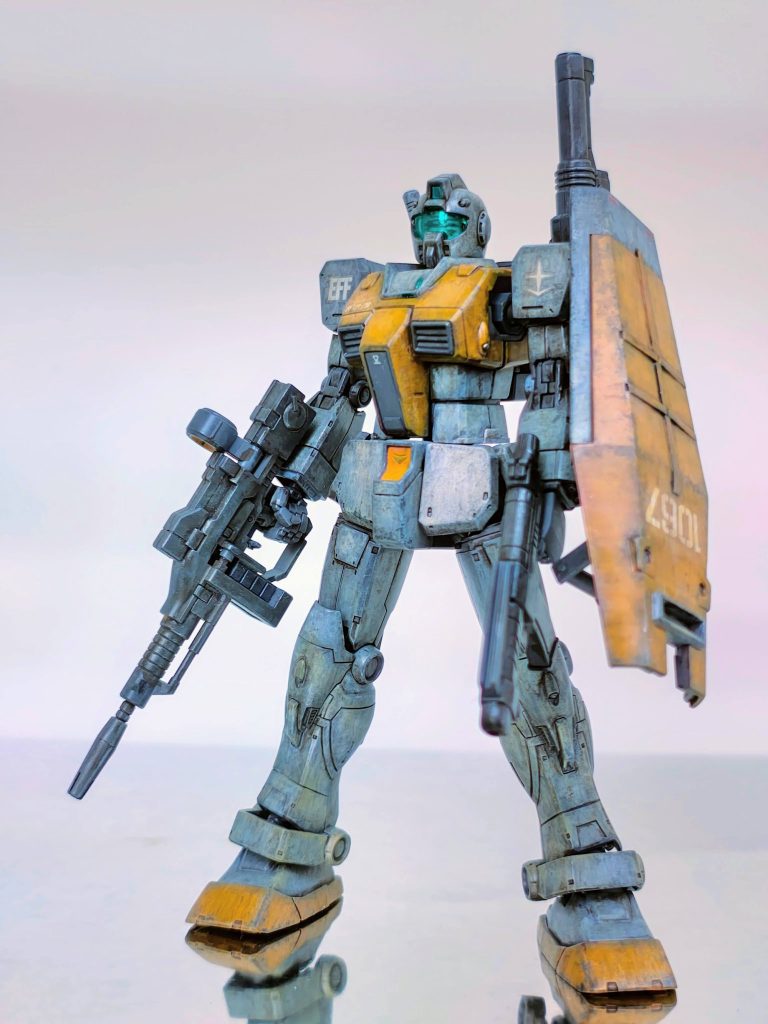 銃火器フル装備。いつもの自分メモ用色レシピオレンジ: モンザレッド(本体)orシャアピンク(盾) > ハイネオレンジ > イエローオレンジ グレー: 明灰白色(1) > ガルグレー火器、バックパック: ファントムブラック > グレーバイオレット関節:  メカサフヘビィのまま1色目の本体をモンザレッドで塗ったら暗すぎて、だいぶ厚塗りに..。シールドは1色目をシャアピンクに変更。更にハイライト的にタミヤアクリルのフレッシュを使いましたがウォッシングでほぼわからず...。そのダークブラウンでウォッシングする所、底に溜まってるやつで塗ったら思ったより濃すぎて、暗くなりすぎ。いろいろうまくいかない。いつも最後迷いますが、今回はつや消しトップコートなし。半光沢トップコート→ウォッシング→タミヤウェザリングマスターのAで足元ぱふぱふして終わりました。