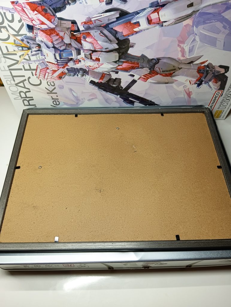 よくある百均の額縁をボンドで固定して…