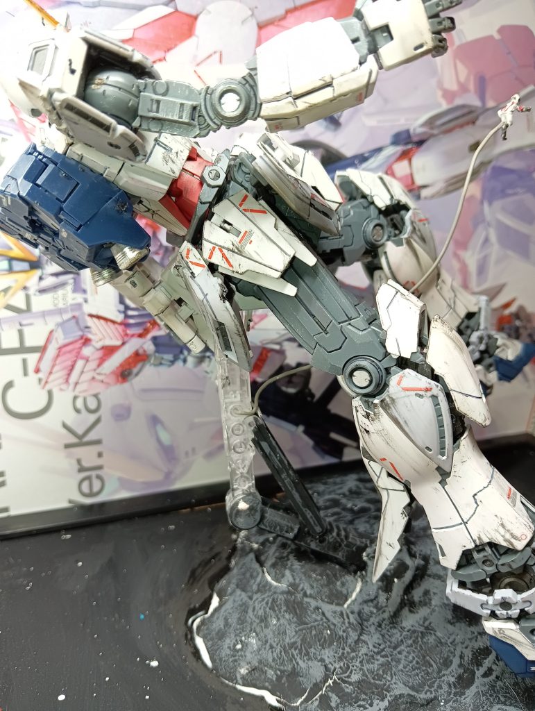 ヨナ(右側)とナラティブガンダム固定…横にあったフリーダムガンダムのキラ・ヤマト(座ってる)を切ってくっつけた