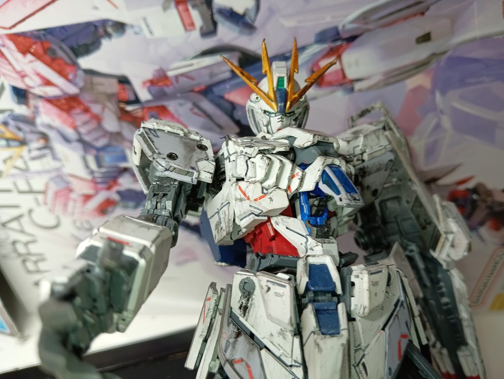 ナラティブはほぼつや消しで、1部フレームを黒鉄色でスプレー&アンテナをガンダムマーカーのイエローゴールドで塗装さらに、軽くライターであぶり、絵の具でウェザリング……