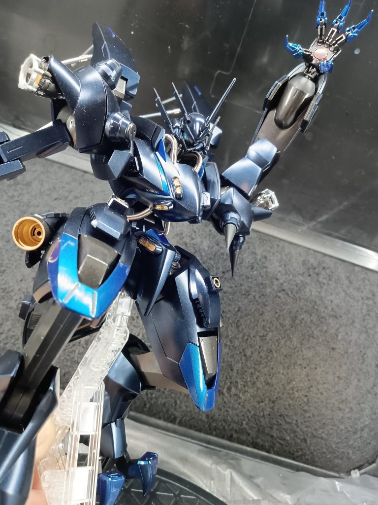 左手は小型のアームドアーマーVN( 振動兵器)です ちょっとした機体なら引き裂く事もできます( ジムとか)