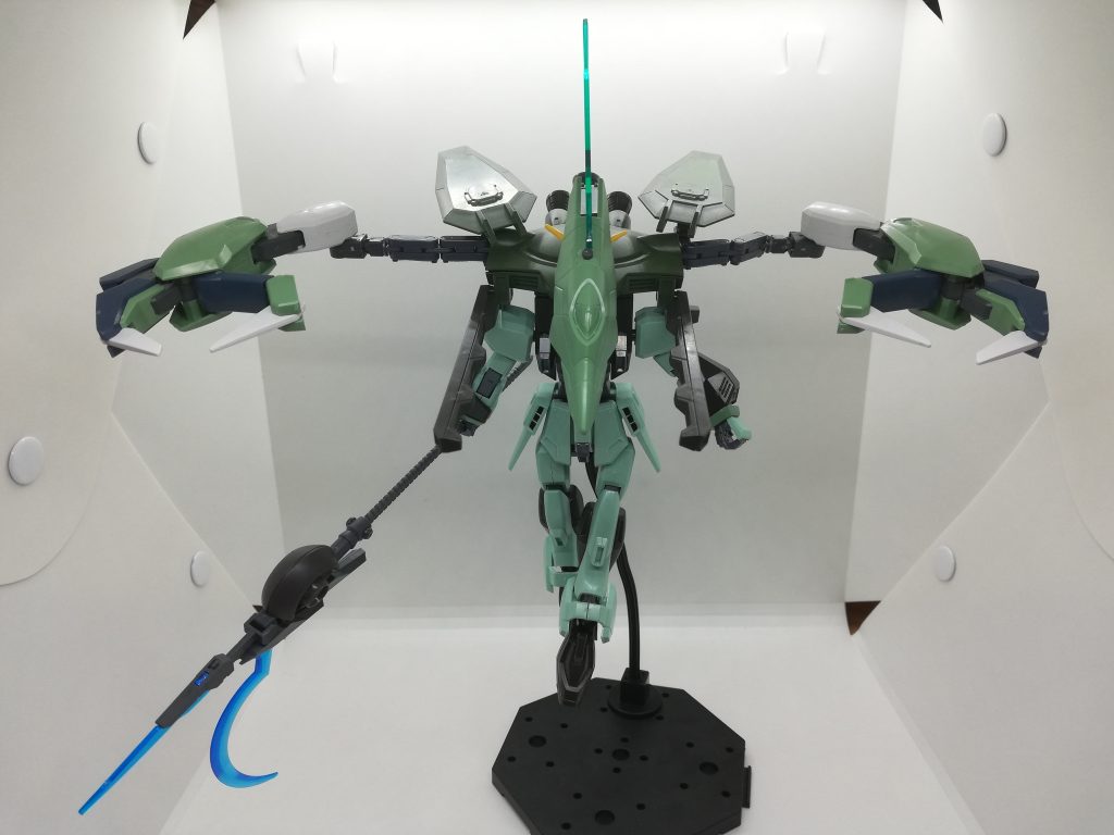 高速強襲形態。常時ゲシュマイディヒパンツァーを展開しつつ、超大型のアームクローで格闘も可能に