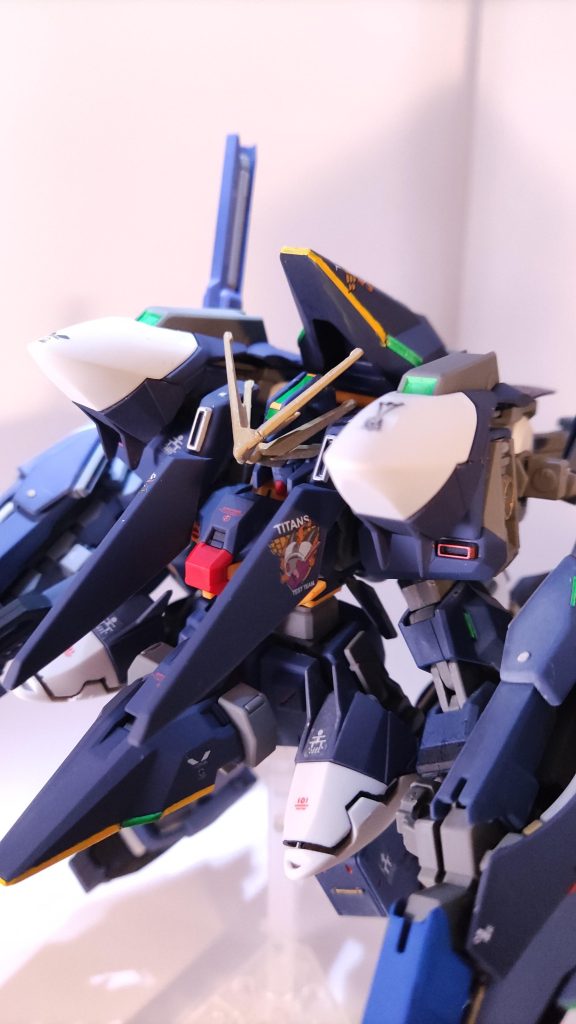 パーツを探すだけで手間取ったので、塗装は部分塗装にし、マーカー以外は使わない！ときめ、製作再開。いつも通りブレードアンテナは折れてます。