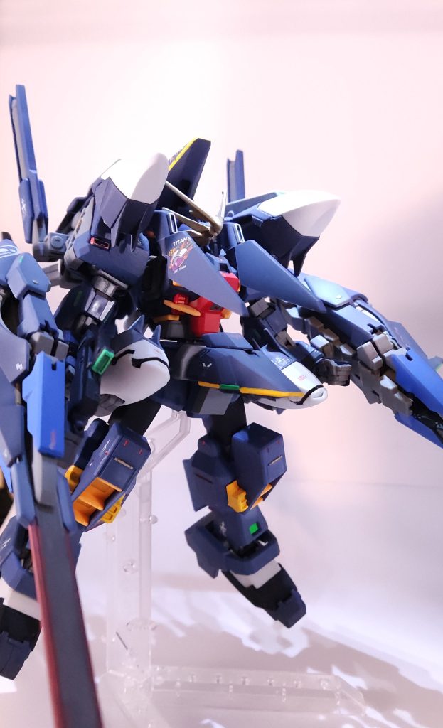 最初は全塗装予定でしたが、パーツの多さにげんなりししつつ、半年ほど頭だけつくって放置していましたが、パーツの多さを乗り越え、完成。