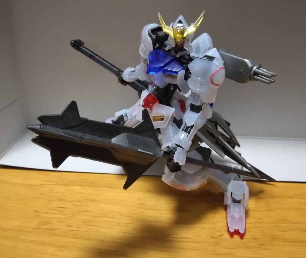 背部のガトリングクローで頭部バルカンの代わりを…？と言った感じで妄想してます。実際ナノラミネートアーマーがある以上、滑空砲と同じく牽制用にしかならなさそうですが。ヒートアサルトシールドに刀、滑空砲を装備してます。 