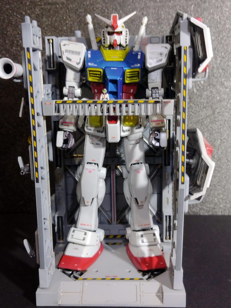 ディスプレイベースにフック付けて塗装し、ディスプレイベース用シールで仕上げ。コンパクトに飾れていい感じです。