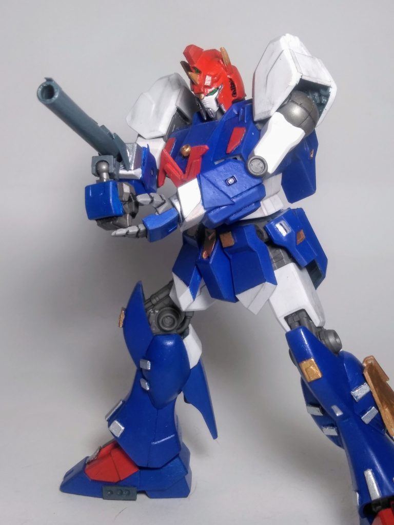 スーパーロボットの通例に漏れず『菩琉手素不亞意武(ぼるてすふぁいぶ)』も内蔵武器がイッパイ 😁全部は無理なのでヨク見掛けた代表的なモノをヤッテみます 😇　　　　 先ずは『菩琉手素(ぼるてす)バズーカ』腕部に格納されている巨大バズーカ。片方の手でもう片方の手をとり、手首を下に折ると銃身が伸びる。折れ曲がった手は、そのままグリップとして用いられる。トリガーは存在しない。主に右腕から発射されるが、左腕にも装備されている。まぁ…この子のモノが小ぢんまりとしているのはご愛敬 😝