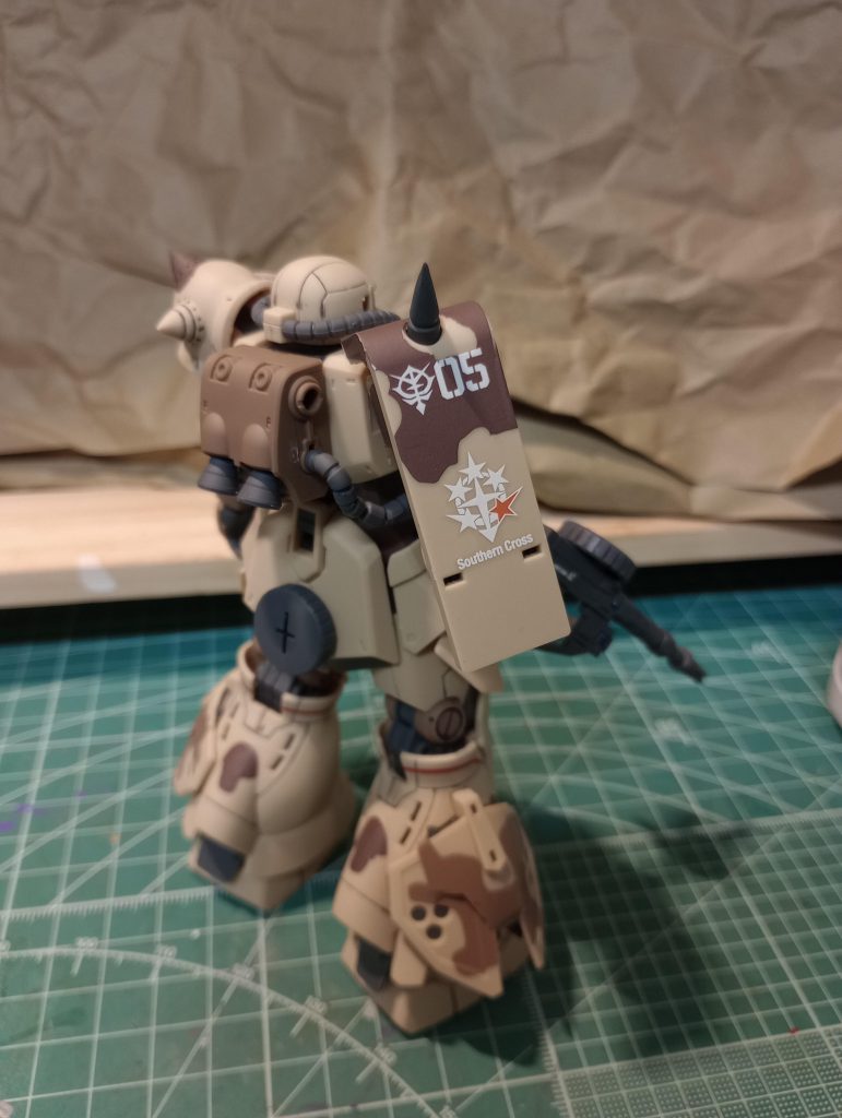 成形色の色分けと迷彩柄デカールはすごい!!貼るのはちょっと大変。