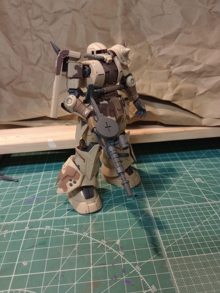 迷彩柄は全てデカールで再現。