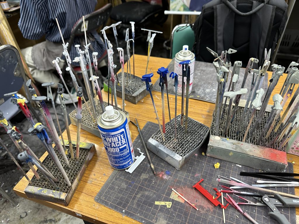 今回も塗装は秋葉原工作室で 塗装レシピ (全てスプレー塗料)本体灰色→ ミスターカラー 軍艦色(1)青→ タミヤ マイカブルー赤→ タミヤ ピュアーメタリックレッド黒→ ミスターカラー ブラックアロンダイト等白→ ミスターカラー 灰色9号ビーム砲等深緑→ ミスターカラー 暗緑(三菱系)関節→ Mr.ホワイトサーフェイサー1000の上からミスターカラーのメタリックレッド