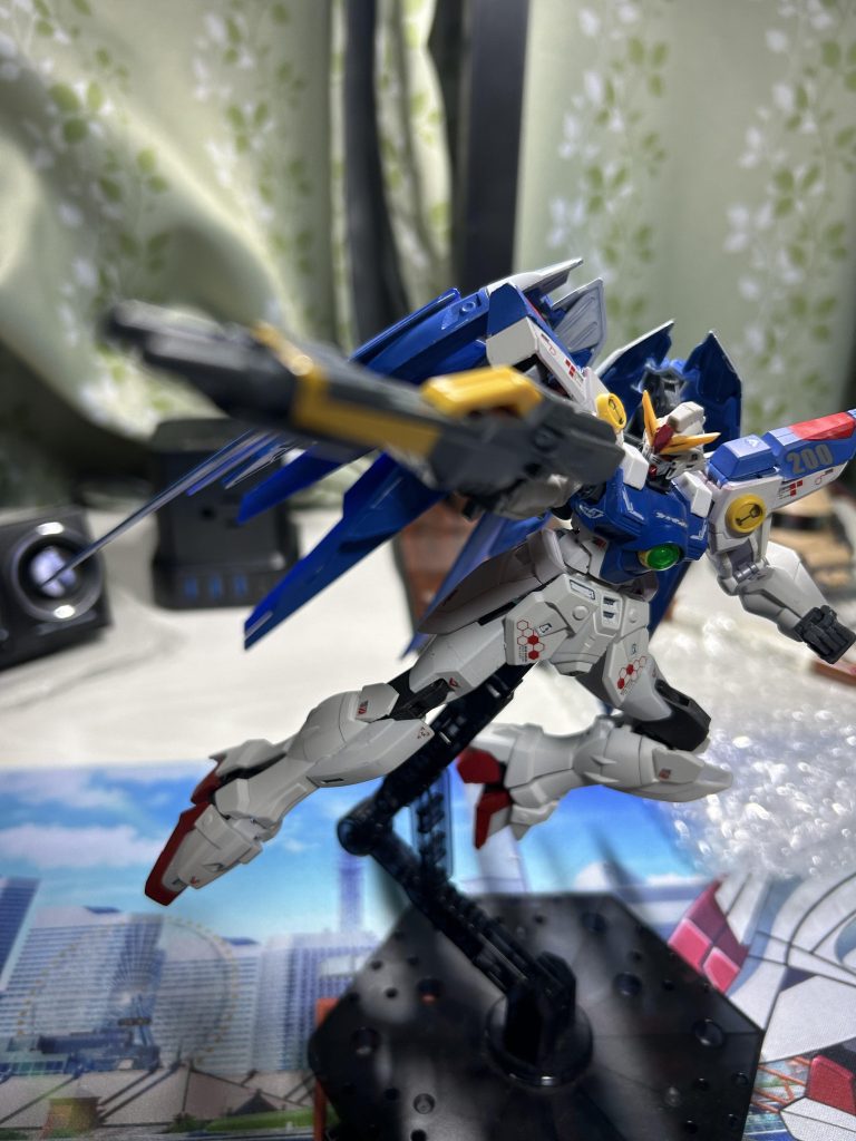 二の腕から下はhgルブリス、肩はウイングゼロの青いパーツをストフリの肩の上半分にしてます。腰と胸はウイングゼロのまんまです(gundam-kao3)