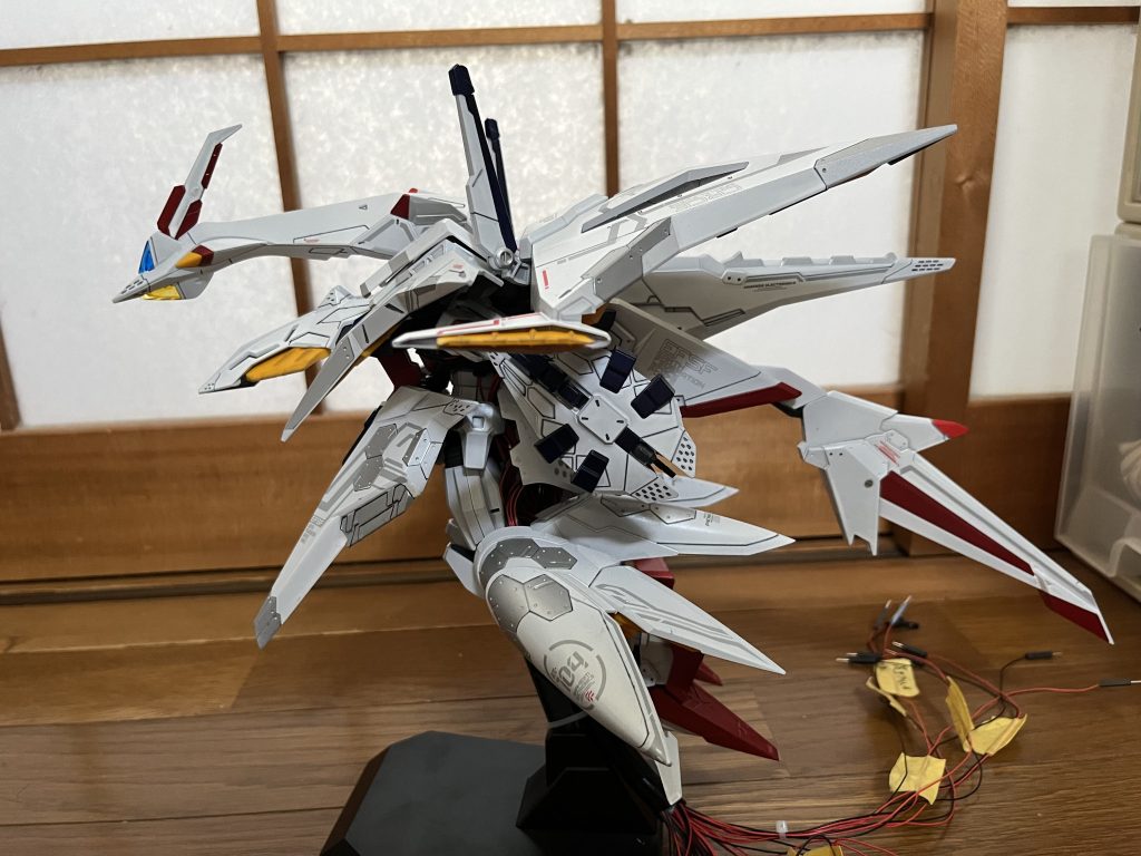 光らせる前はこのようになっています。六角形の模様が色分けされているとカッコ良いと思ったので、シルバーにしています。
