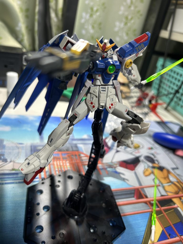 顔はウイングゼロの耳(?)を切り飛ばして、EGルージュ(ここ重要)を埋め込んで、RGνガンダムのアンテナを短くしてつけました(gandam-hand1)サーベルは余ってたテキトーなヤツですw