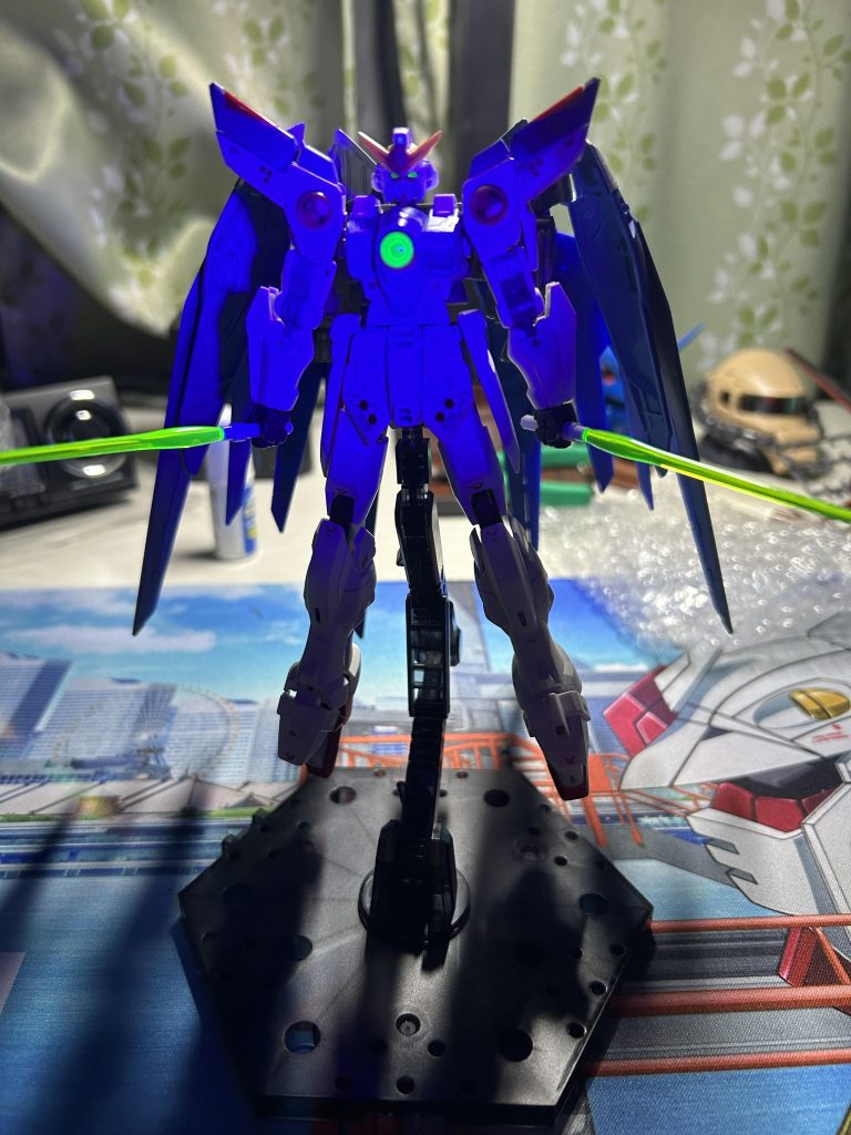 最後に2枚前の伏線回収(zaku-kao10)EGのルージュってツインアイがブラックライトで光るんですよね〜 これがしたかったからルージュを使ったんですよ〜 (gandam2) こんな感じです!ここまで見ていただいてありがとうございます♪これからも不定期ですが作品を投稿していきます!あといいねとフォローもよろしくお願いします(gundam-kao10)それではまた次回に〜