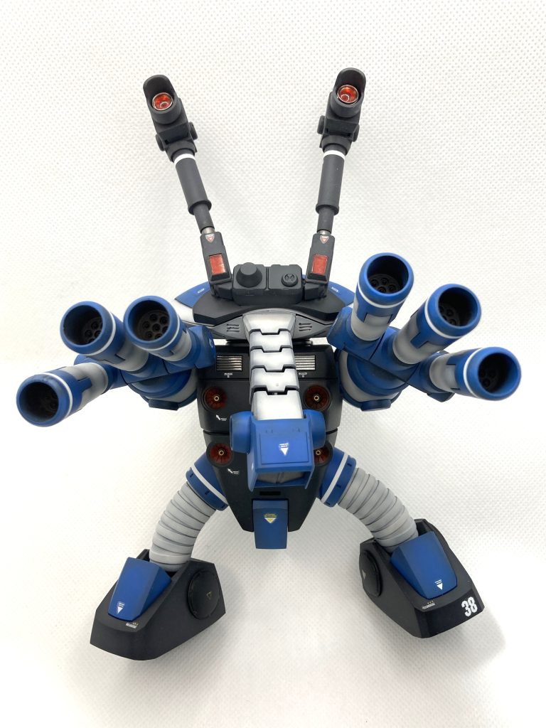 砲撃形態ですペリスコープバイザーは出来るだけ本体の元のデザインに馴染むようにプラパイプやジャンクパーツで制作しています 