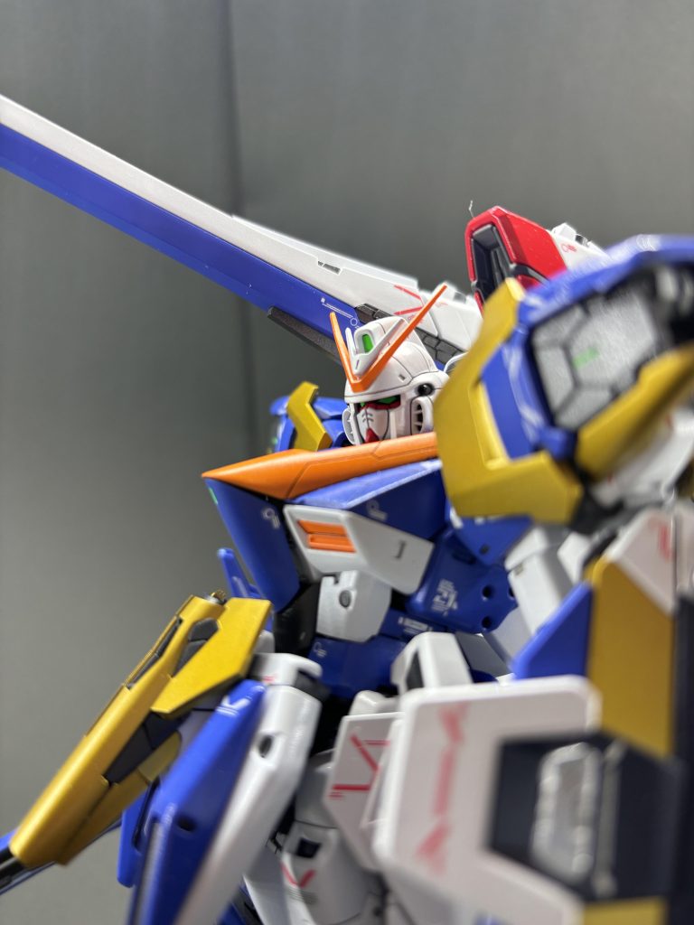 胴体のV字の部分には筋彫りを施しました！足にも筋彫りしているのですが、武装のおかげで見えていません😭