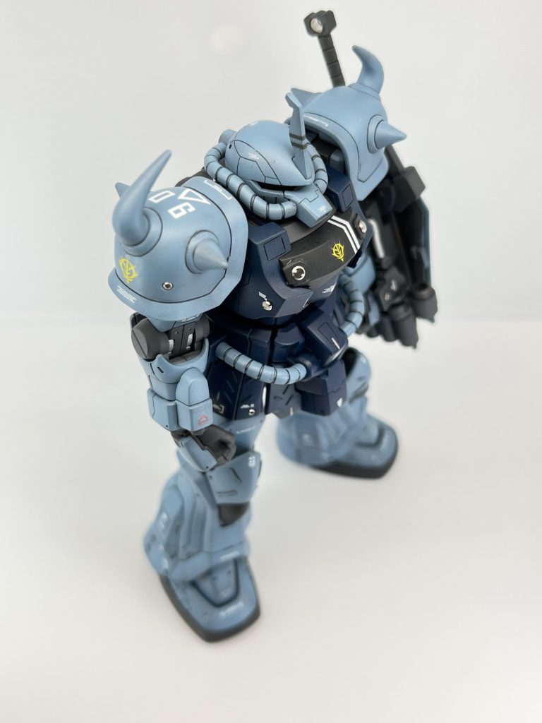 右上方より右スパイクアーマーの三角がデルタ中隊の部隊章です。胸のストライプは1mmと0.7mmのマスキングテープで塗り分け。細い線と太い線1本ずつで世界の海軍的に中尉を表しています。左スパイクアーマーの→に1本線はジオン的な中尉だったはず。