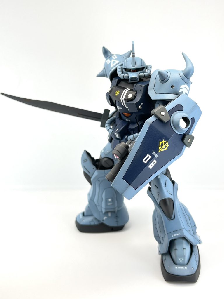 ヒートソードとグフシールドを構えて。グフカスカラーの調色が上手くできて良かった(*´ω`*)