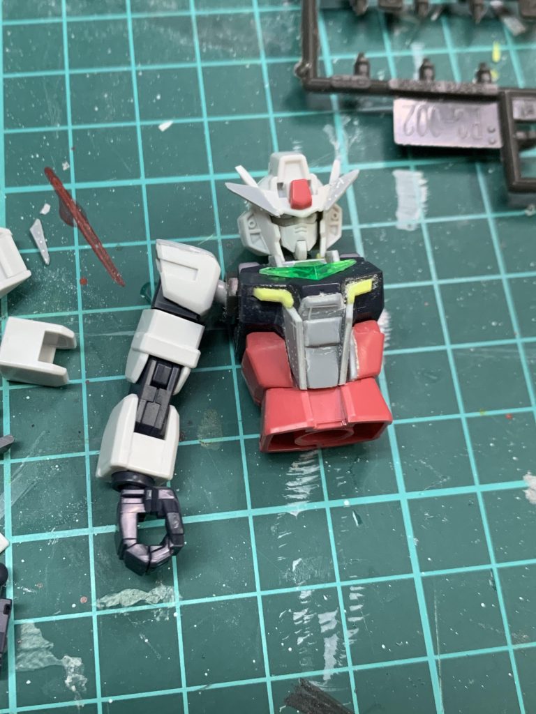 コアストライクガンダムは肩パーツの小型化、二の腕をストライクに変更、顔をストライクに変更、アンテナをプラネッツシステムに対応できるように新造、などプラ板を使って造形してます。肩パーツを小さくすることと、顔をストライクに変えたことでかなりイケているプロポーションになったと思います(*^^*)