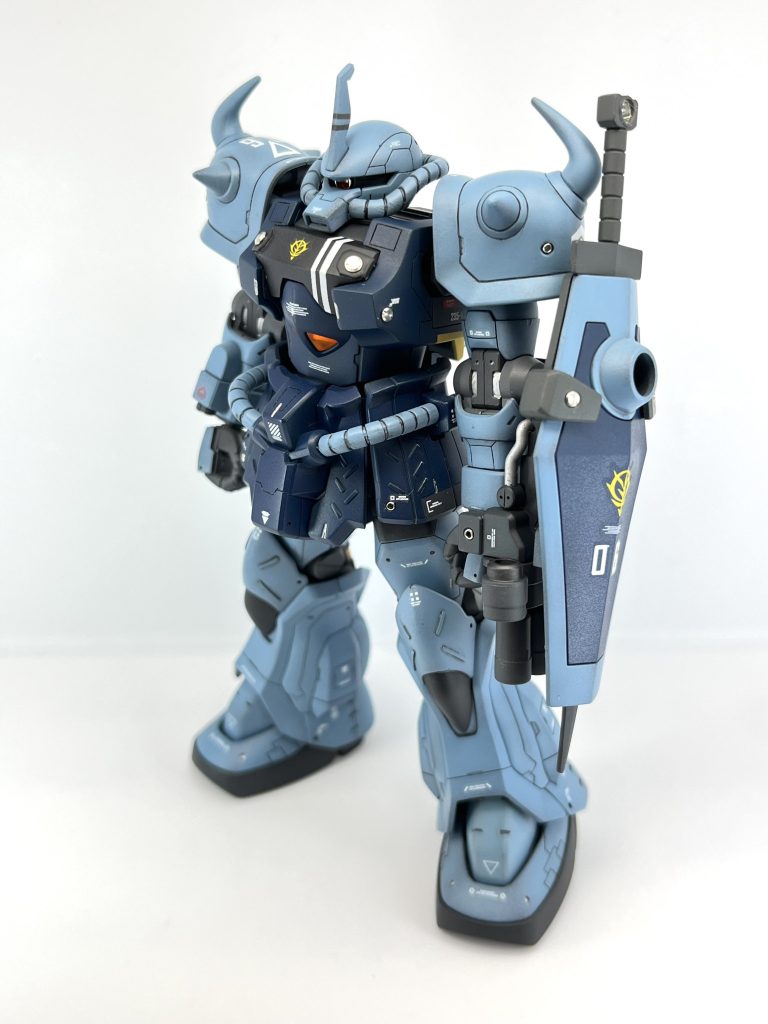 左正面から本機はヨーロッパ方面軍の某大隊のデルタ中隊の補給要請に基づき配備された3機のグフの1機である。見ての通りガトリングは装備しておらず、ジオン軍の台所事情が苦しくなりつつあるのが見て取れる。