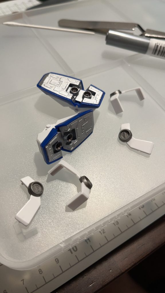 脚部は今どハマり中のミスターホビーマーカーのメタリックマーカーで塗装。手軽だし綺麗だしめっちゃオススメです。