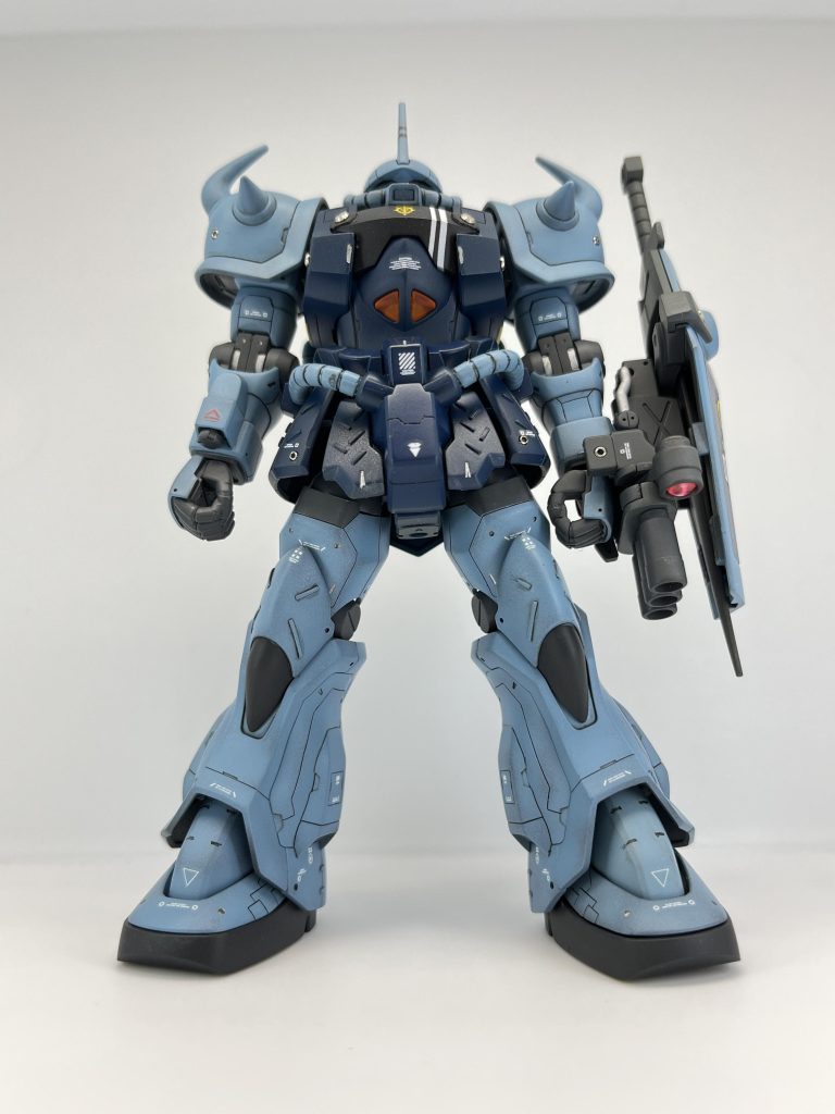 正面より久しぶりにノーマルカラーのグフカスタムを作製してみました。今回のこだわりポイントはフロントスカートとリアスカートのプラチップです。なるべく左右対象に配置したつもりです。