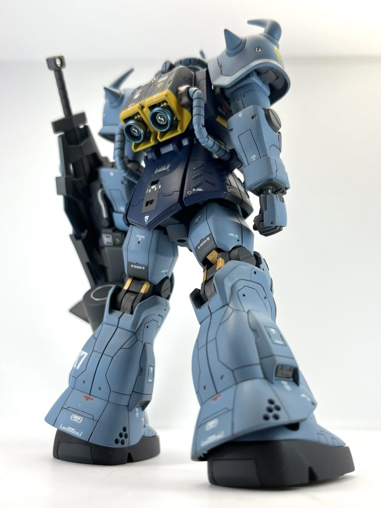 前回もこのアングルを使用しました。バックパックの塗り分け、脚部のブチ穴やスジボリ等の追加ディテールが映えるのと単純に下からの煽りアングルがカッコいいからです。