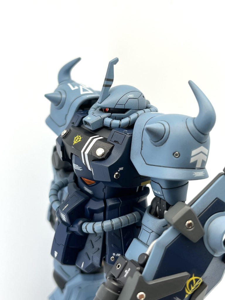 左正面から前投稿に引き続きグフカスタムをアップさせて頂きます。胸部装甲やシールドのメタルパーツはお高いだけあってカッコよくなりますね。質感が上がると言うか（語彙力なくてすんません）