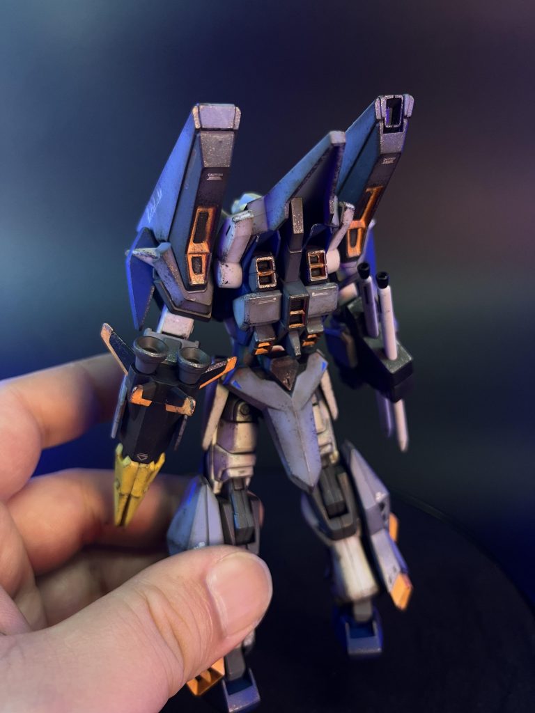 シールでの補色箇所や、背面など、部分塗装は全て筆塗りでして、ウェザリング作業で汚して誤魔化しています(￣▽￣)