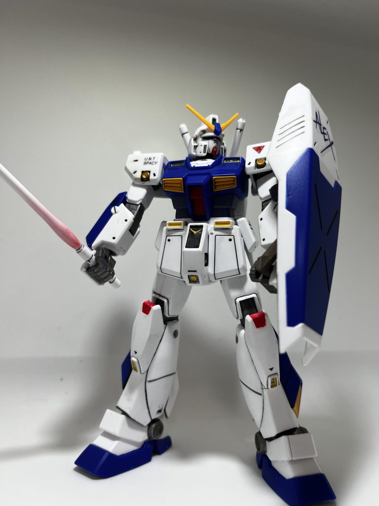 汚しを入れるつもりで組んでたけど思ったより綺麗な白でスミ入れしたらカッコよくなってしまったので断念。部分塗装&水性つや消し吹いて完成。とさせていただきました。古いキットの割には見えないところの全天周囲モニターリニアシートの造形があったり、組んでて感動するところが多かった印象。