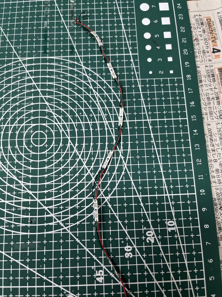 アドレサブルLEDは28個使用しています。これだけ光らせても5V、GND、信号線の3本で制御可能でした。本当に便利。信号線が節約出来るので、他の仕掛けに信号線が割り当てでき、可能性が広がります。